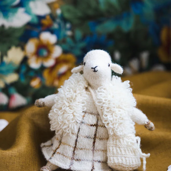 Mouche & Friends: Seamless Toys to Knit and Love by Cinthia Vallet